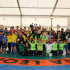 trofeos de campeones y cintos para todos los escolares. A. B.