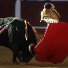 Enrique Ponce dio los muletazos más templados de la tarde ante los nobles toros del encierro de ayer.