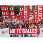 La manifestación que recorrió el centro de la capital reunió a diversos colectivos afectados por despidos y EREs. Y los manifestantes tuvieron que protegerse también, en algunos momentos, de la lluvia.