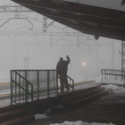 El tren se abre paso entre la niebla en la estación de Brañuelas, que fue lugar señero de recepción del carbón, igual que los pequeños emprendedores.
