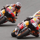 Dani Pedrosa toma una curva por delante de su compañero australiano Casey Stoner durante el Gran Premio de Alemania que ganó el piloto español de Honda.