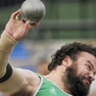 El lanzador leonés durante la prueba de peso en la reunión Madrid 2010 de atletismo.