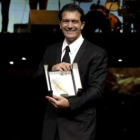 Banderas muestra la Espiga de Honor de la Seminci.