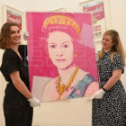 Trabajadoras de la la Phillips Gallery de Londres posan con la obra "Queen Elizabeth II of the United Kingdom (1985)", del artista estadounidense Andy Warhol, el pasado 1 de junio. EFE