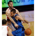 Barea pugna con Rudy. Los dos podrían encontrarse en España.