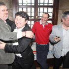 La alegría era plena en el despacho del grupo municipal socialista. En la imagen Folgueral (de chaqueta negra) abraza sonriente a Fernando Álvarez ante las caras complacientes de Aníbal Merayo y Santiago Macías.