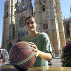 Ángela Salvadores ante la Catedral de León