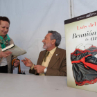 El escritor Luis del Val, firmando ejemplares de su ‘Reunión de amigas’.