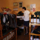 Varios peregrinos descansan en un albergue.