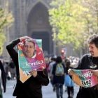 Dos responsables de Bildu hacen publicidad en San Sebastián.