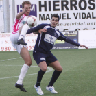 Álvaro López se lleva el balón ante la presencia del jugador del Villaralbo Aitor en un lance del encuentro disputado en Villaralbo.