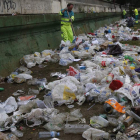 Los operarios recogieron ayer las basuras en la ribera.