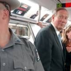 El gobernador de Nueva York, George Pataki, viaja en un vagón de metro