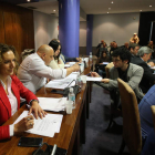 En el centro, Miguel Ángel Fernández (PeC) habla con el edil de Urbanismo, Tulio Rodríguez.