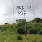 El letrero de chapa de apoyo a la minería en Bembibre cuenta desde ayer los días completos del encierro en Santa Cruz.