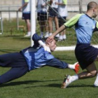 Diego Calzado, a la izquierda, trata de detener un balón a su compañero Chema Mato.