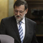 El presidente del Gobierno, Mariano Rajoy, revisa sus papeles en el estrado, durante la segunda sesión del debate sobre el estado de la nación, esta mañana en el Congreso de los Diputados.