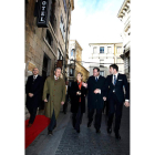 Paseo por Léon, previo a la comida La ministra de Fomento, Ana Pastor, compartió mesa y mantel ayer con los directores de los medios de comunicación de León en el restaurante La Bodega Regia de la capital, al que se dirigió a pie desde el Ayuntamiento, en