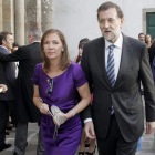 Rajoy con su esposa en la boda de uno de los hijos del ministro Ruiz-Gallardón en Santiago.