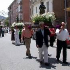 Un momento de la procesión que se celebró en la mañana de ayer en la localidad roblana