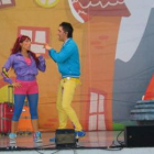 El dúo musical Juan D y Beatriz, en un momento de su actuación de ayer en el auditorio.
