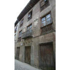 La espléndida casa donde nació Gil y Carrasco, cerrada.