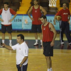 De Grado dirige al equipo en una sesión de esta semana.