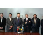 Los siete empresarios que recibirán el viernes la mención especial, con el presidente de la Fele.