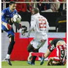 Andrés Palop, a la izquierda, Romaric, en el centro, y Ander Iturraspe en un lance del partido.