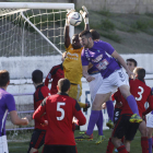 La Bañeza hizo más méritos que el Mirandés B para llevarse el partido y lo logró con un gol de Jorge. JESÚS