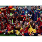 Los jugadores de la selección española exultantes bajo la lluvia tras conquistar el Campeonato de Europa al vencer en la final a los griegos.