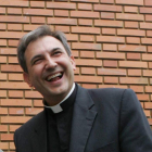 Lucio Ángel Vallejo Balda sonríe persuasivo durante un reportaje sobre sacerdotes rurales.