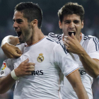 El madridista Isco, izquierda, lo celebra tras marcar el gol del triunfo ante el Real Betis.