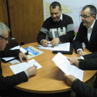 Los ediles del PP, Fierro, Cortés, Moreno y Potes, ayer con documentos en su despacho municipal.