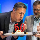 García Albiol sopla las velas del pastel de su 50 aniversario acompañado de Rajoy. QUIQUE GARCÍA