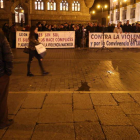 Representantes de diferentes colectivos concentrados en la plaza de Botines para denunciar los últimos asesinatos de mujeres a manos de sus parejas.