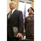 Colin Powell junto a Condoleezza Rice, ayer, en la Casa Blanca