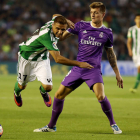 Toni Kroos regatea a Joaquín durante el Betis-Real Madrid de la última jornada. JULIO MUÑOZ