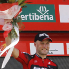 Stephen Cummings en el podium tras proclamarse vencedor de la decimotercera etapa.
