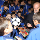 El técnico salmantino firma un autógrafo en un póster de la selección del Mundial del 2010.