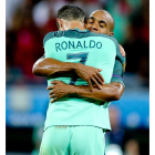 Cristiano Ronaldo se abraza con Joao Mario tras derrotar a Gales este miércoles. MIGUEL A. LOPES