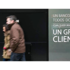 Cartel publicitario colocado en una sucursal bancaria. F. OTERO PERANDONES