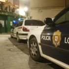 Imagen de archivo de una dotación de la Policía Local realizando una tarea de investigación en el barrio Húmedo.