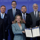 Nadia Calviño y Carme Artigas, en la cumbre europea de León. FERNANDO OTERO