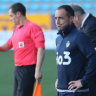 Munitis, preocupado en el partido de ayer poco antes de presentar su dimisión. L. DE LA MATA