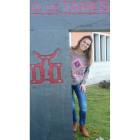 La enóloga Paula Fernández Trabanco, en la entrada a la bodega ubicada en San Román de Bembibre.