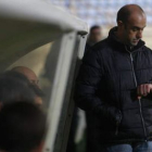 Alberto Monteagudo mira su reloj en un momento del partido disputado en el estadio leonés entre la C