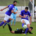 David, a la izquierda, marcó de penalti el gol del triunfo bañezano. SECUNDINO PÉREZ