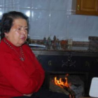 Juana Rodríguez López, en la cocina de su casa en Prioro, donde se grabó parte del documental.