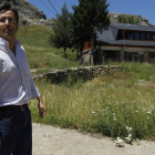 Emilio Orejas, alcalde de Valdelugueros, con el futuro museo del valle al fondo.